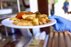 МОЗ начинает проверки работников школьных пищеблоков