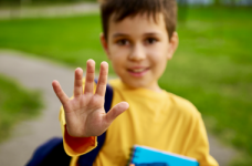 МОН рекомендует школам начать каникулы