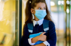 МОЗ может принять решение о вакцинации подростков