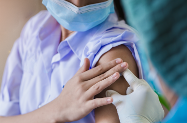 В МОЗ признали целесообразность вакцинации школьников от COVID-19