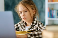 Более половины школ работает дистанционно