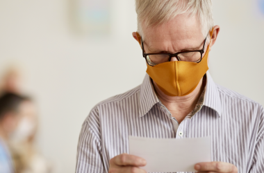 Почти 10 тысяч работников школ отстранены от работы