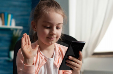 40% школ начали неделю на дистанционном обучении