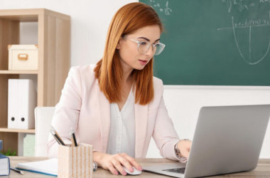 В регионах продолжается доставка ноутбуков педагогам 