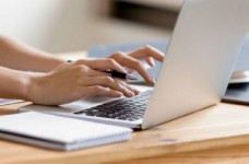 Более чем 61 тысячу учителей обеспечили ноутбуками