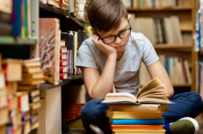 Треть школ продолжает работать дистанционно