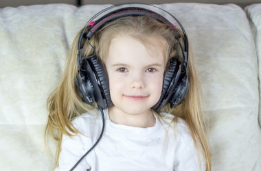 В Украине создали канал с аудиосказками для детей в убежищах 