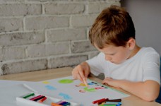 Из детских рисунков о войне создадут манифест-коллаж