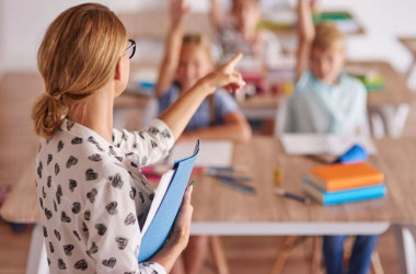 МОН рекомендует перенести аттестацию учителей на год