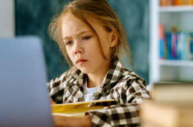 Более 10 тысяч школ работают в дистанционном формате