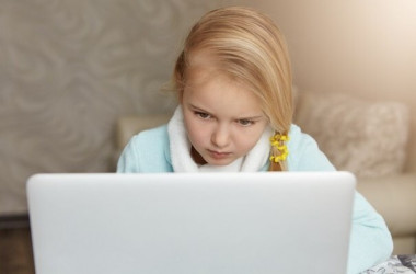 Более 12 тысяч школ в Украине обучают детей дистанционно