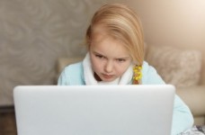 Более 12 тысяч школ в Украине обучают детей дистанционно