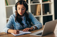 Запрет работать из-за границы не касается учителей