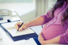 Получение декретных выплат остается правом работницы