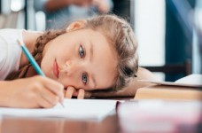 В Мариуполе власти рф продлили учебный год до 1 сентября