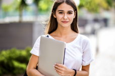 В УЦОЯО считают, что абитуриенты останутся за рубежом