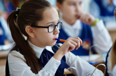 Учителей и учеников разрушенных школ переведут в другие