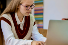 Школы Харькова начнут обучение дистанционно