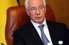 Азаров предложил создать на сайте МОН электронную школьную библиотеку