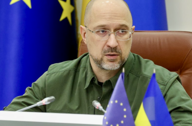 Зарплаты учителям выплачивают в полном объеме, – премьер