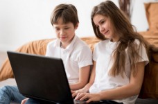 Многодетные семьи в эвакуации получат ноутбуки