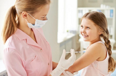 Родителям напомнили об обязательности прививок детей