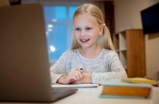 Отсутствие живого общения отрицательно влияет на детей