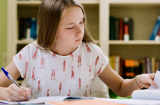 Более 180 тысяч учеников продолжают учиться в Польше