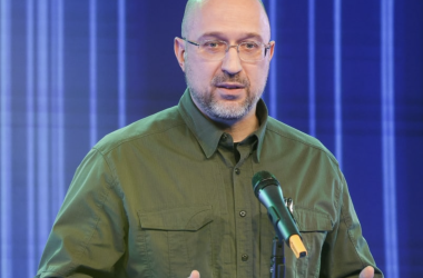 На фронт ушли 900 украинских учителей 