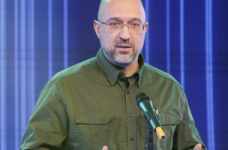 На фронт ушли 900 украинских учителей 