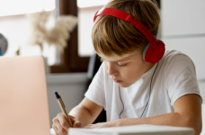 В Киеве введен режим онлайн обучения