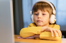 Более половины школьников учатся дистанционно  