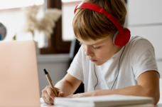 Большинство школьников учатся дистанционно 