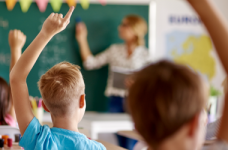 МОН: большинство учеников учится традиционно или смешанно