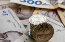 КМУ перераспределил средства на зарплаты учителей