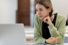 Учителям Украины передали еще 7 тысяч ноутбуков