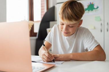 МОН предлагает проводить уроки о рисках в интернете 