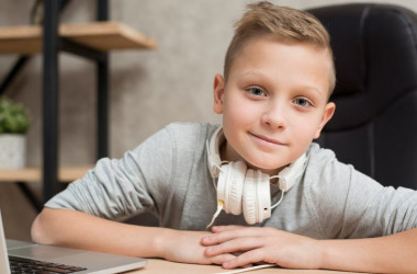 Взрослые и дети могут учиться с украиноязычным каналом