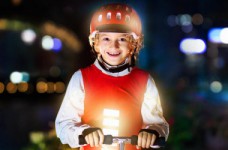 Светоотражающие элементы в темное время суток: безопасность на дороге