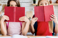 МОН планирует снизить нагрузку на учеников за границей