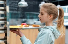 Льготы на оплату питания в школе и детском саду: кто имеет право