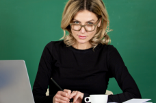 Педагог должен чувствовать себя достойным человеком, – министр 