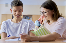 МОН рассматривает премии для учителей за компенсационные уроки      