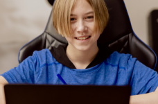 Школьников будут обучать управлять дронами 