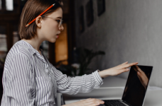 Украина надеется сохранить связь с учениками за границей