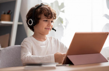 МОН внедрит новую модель обучения детей за границей