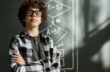 «Закрыватели школ»: кому на самом деле выгодна реформа образования