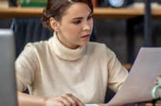 Зарплаты педагогов в 2024 году будут немного повышены 