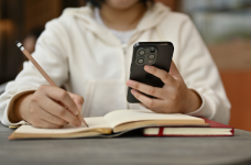 МОН не запрещало использование телефонов в школах