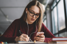 МОН стремится запустить систему студенческих грантов в 2024 году